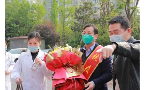 曾普華醫(yī)生抗疫歸來14天后走出隔離區(qū)：先來看看我的病人們！