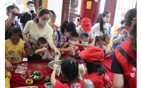 20余名小記者齊聚漢方神農(nóng)中醫(yī)館，探秘端午民俗里的中醫(yī)藥文化！